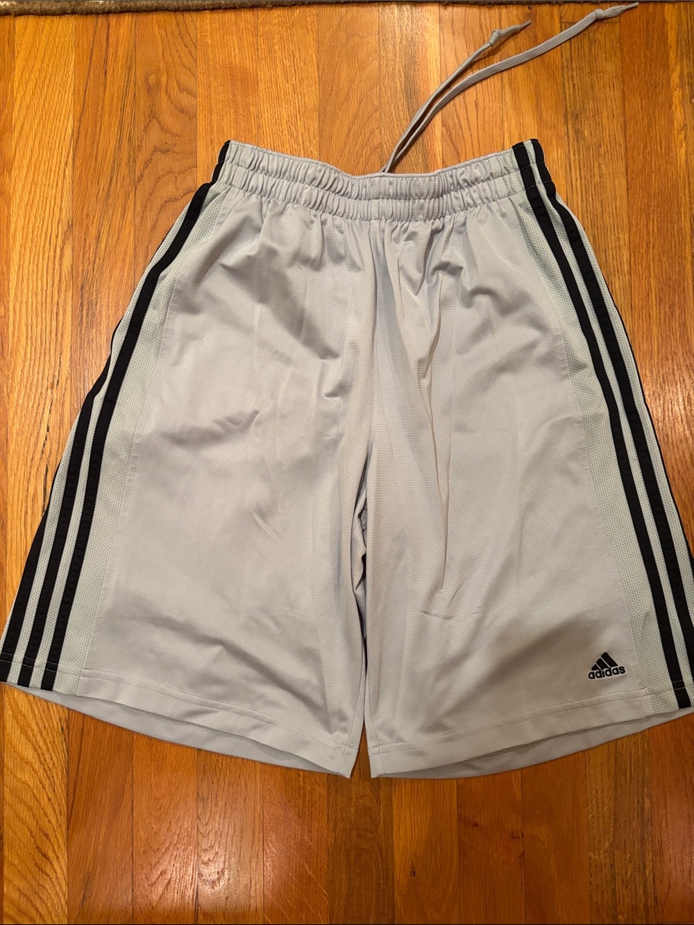 Vintage 2004 adidas Men’s Gray Basketball Shorts Size Medium